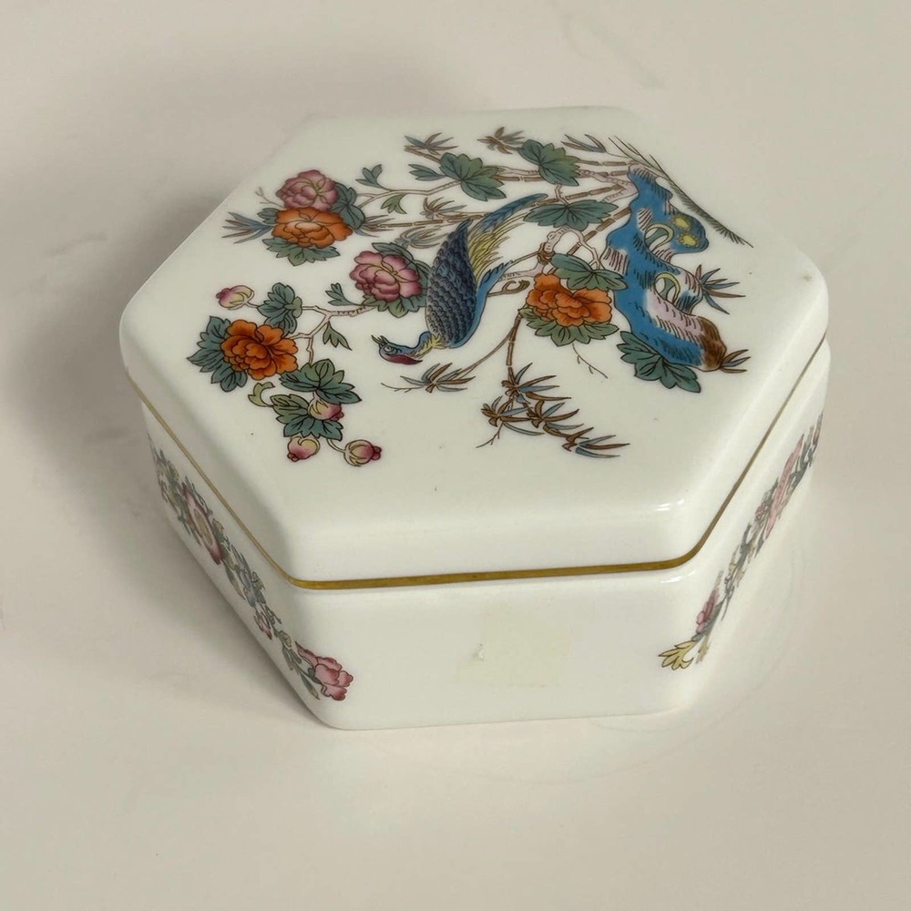 Wedgewood Bone China Trinket Box/ powder box. Kutani  Crane Made in England.
